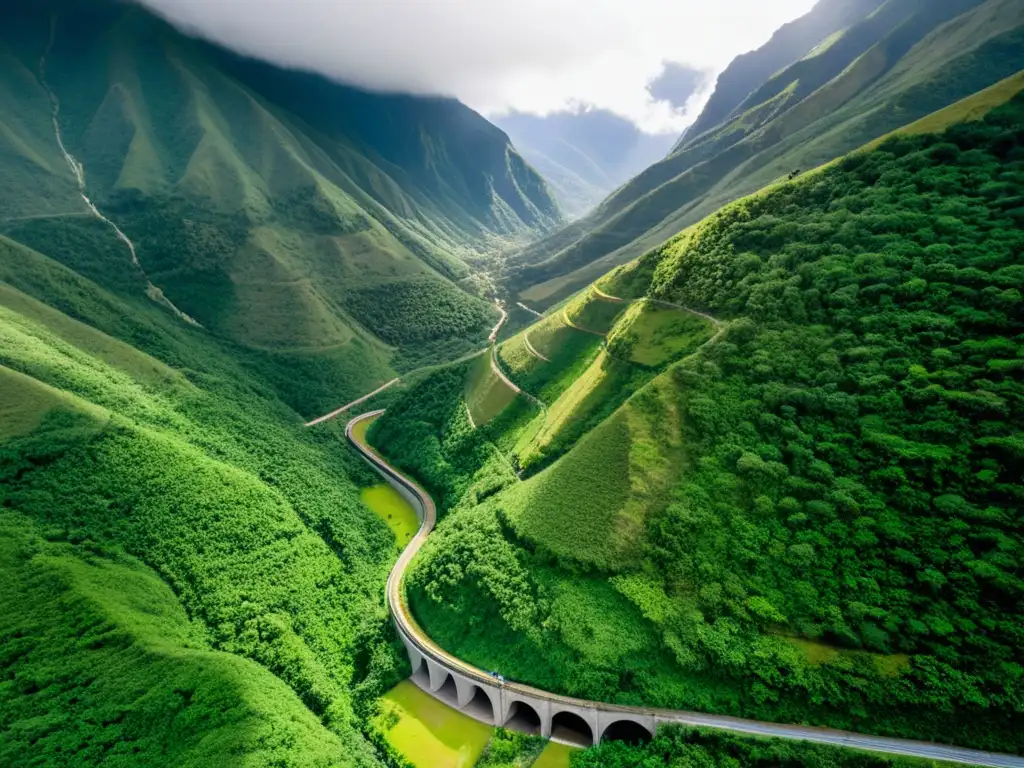 Vista aérea del Túnel de la Línea en Colombia, atravesando majestuosas montañas verdes y neblinosas en los Andes